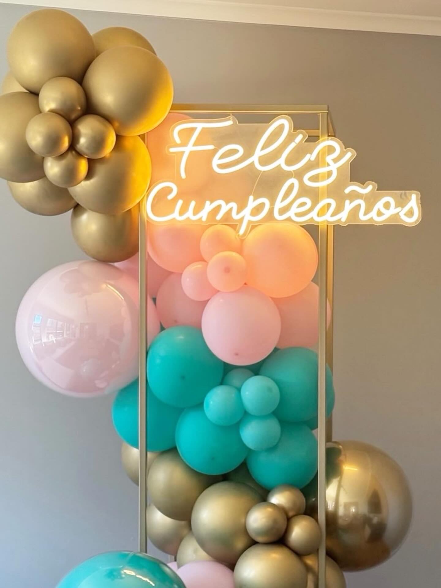 Dale a tu celebración un toque elegante y único con nuestra Estructura de globos decorativa. Ideal para ocasiones y eve…