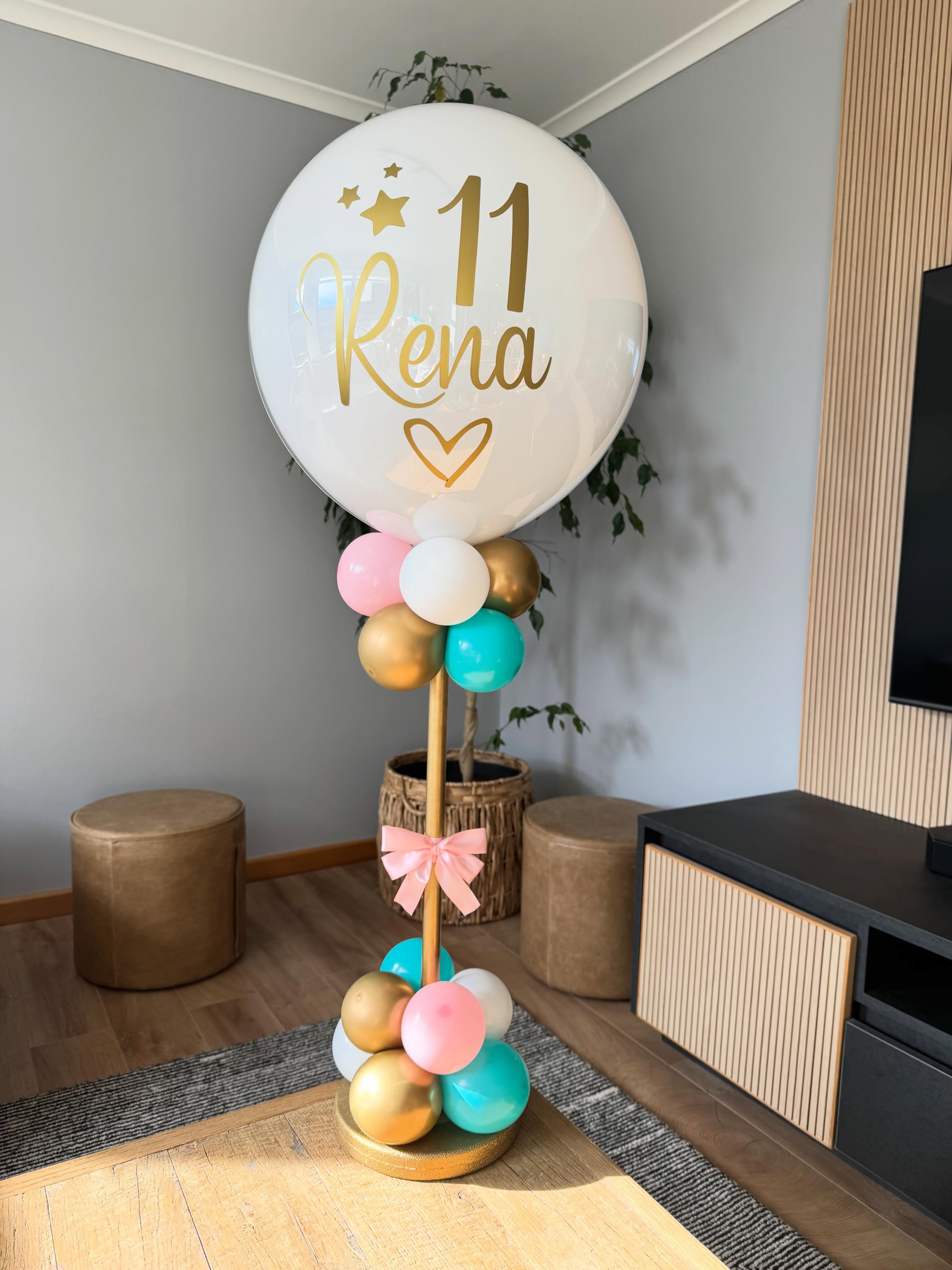 ✨Centro de mesa personalizado✨ Crea un detalle único y especial para tu celebración o evento. Elige los colores que más…